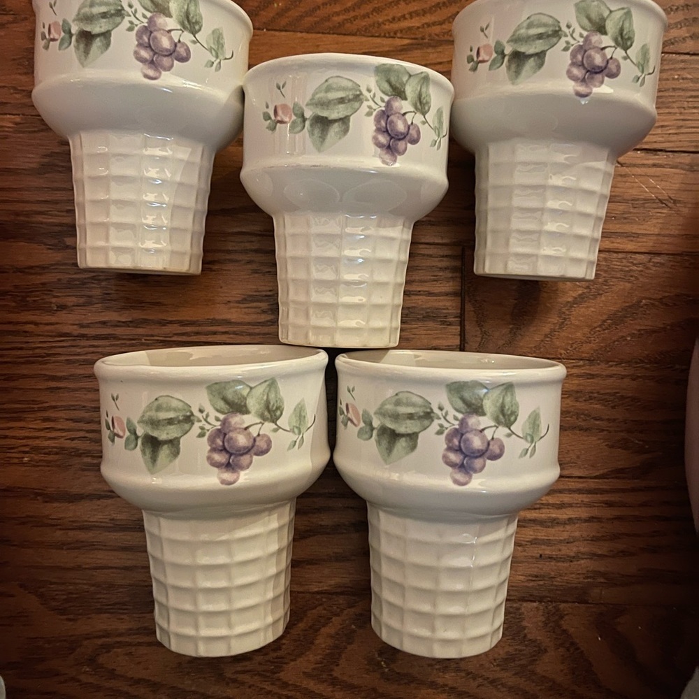 Pfaltzgraff Grapevine Ceramic Ice Cream Cone Shaped Dish (5)